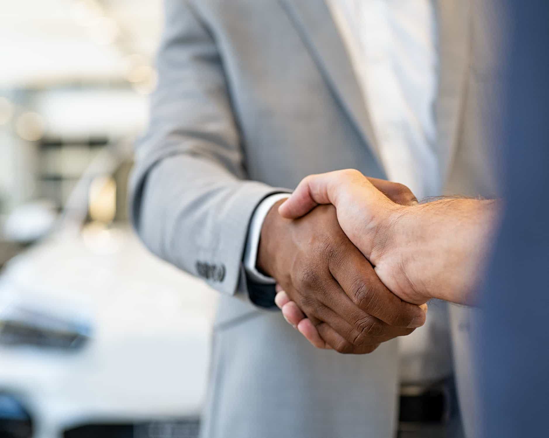 vendedor apertando a mao