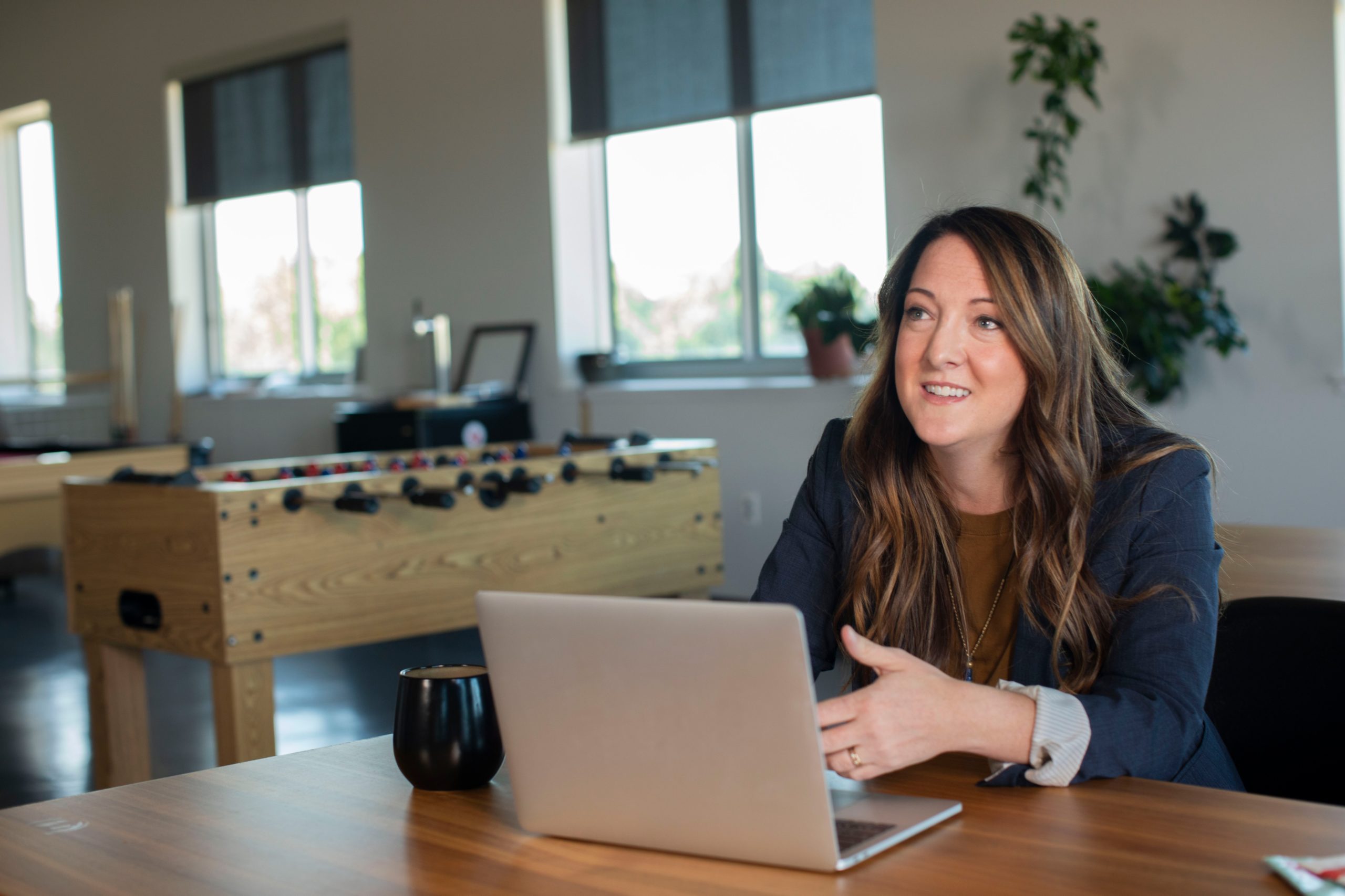 mulher fazedno venda consultiva em frente ao laptop sentada na mesa do escritório